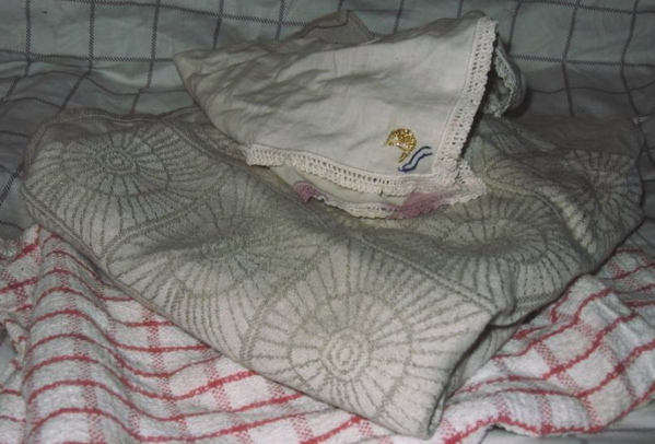 Napking with lace edging, gray-and-white bath towel with sun pattern